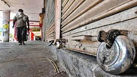 शहरात रोज जवळपास पाच ते सहा हजारांवर कोरोना बाधित रुग्णांची नोंद होत आहे. वाढत्या संक्रमणावर नियंत्रण मिळवण्यासाठी विक एण्ड लॉकडाउन लावण्यात आले आहे. 
