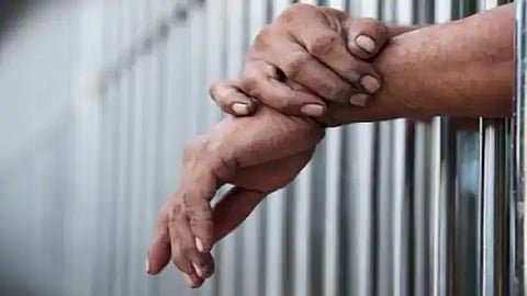 सरकारच्या वेळकाढूपणामुळे ही नामुष्की? सर्वोच्च न्यायालयात कैद्यांची याचिका 