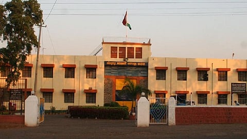 kalamba jail to find a drugs and 10 mobile from unknown two people in kolhapur today