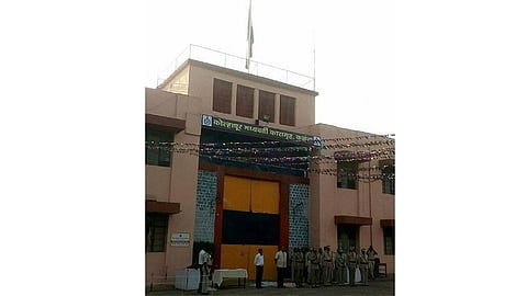Three detainees were chargerd in kolhapur  kalmaba Jail kolhapur marathi news