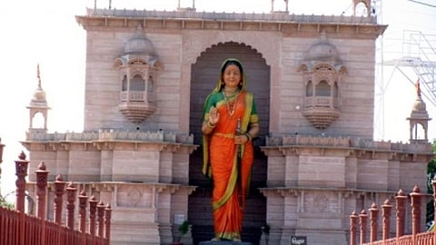 Akola Buldana Marathi News- Greetings to Monsaheb Jijau at Sindkhedraja, Maha Puja at the hands of Shivaji Raje Jadhav, descendant of Raje Lakhujirao Jadhav