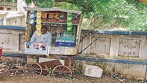 जालना ः जिल्हाधिकारी कार्यालयासमोर सुरू असलेली पानटपरी. 