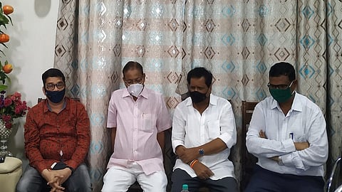 वडखळ : धायरेश्वर कॉन्ट्रॅक्‍टर असोसिएशन इस्पात डोलवी या युनियनच्या आंदोलनाला आमदार रवीशेठ पाटील, महेंद्र दळवी यांनी पाठिंबा दर्शवला आहे.