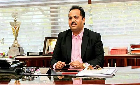 माजी खासदार संजय काकडे यांना पत्नीसह अटक व सुटका
