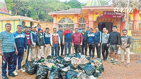 जेथे वेचायची फुले तेथे वेचल्या बाटल्या!