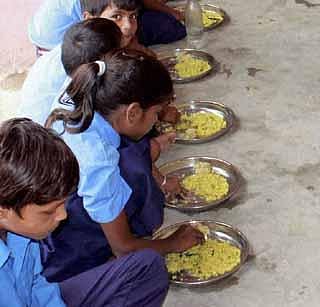 खिचडी ऐवजी विद्यार्थ्यांना मिळणार आता धान्य 