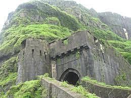 सावधान.... गड किल्ल्यांवर मद्यपान ; मग तयार रहा `या` शिक्षा भोगायला 