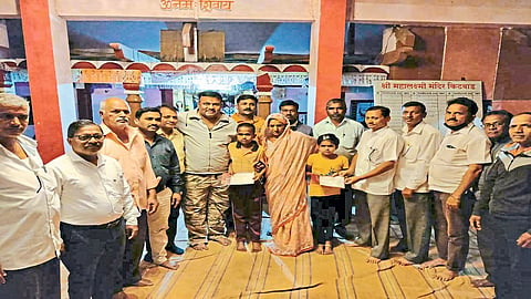 Two And A Half Lakh Assistance To Siblings Through Initiative From Kalkundrikar villagers Kolhapur Marathi News 