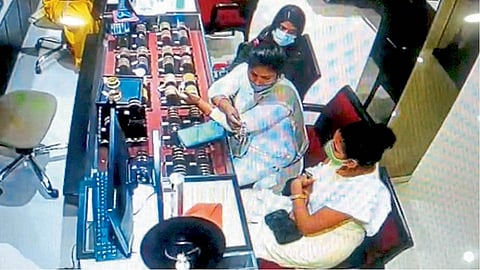 Fifty four weight gold bracelet thief on three women kolhapur