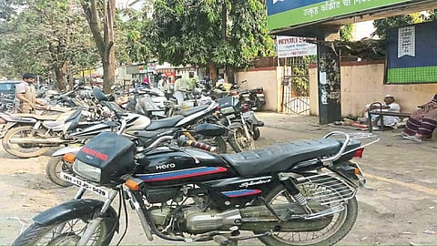 कोथरूड कचरा डेपोजवळ पदपथावर दुचाकी 