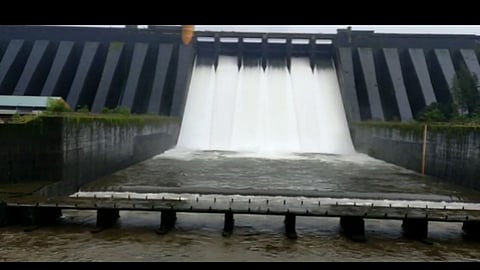 Video : काेयना धरणातून दहा हजारांवर क्‍यूसेक पाण्याचा विसर्ग