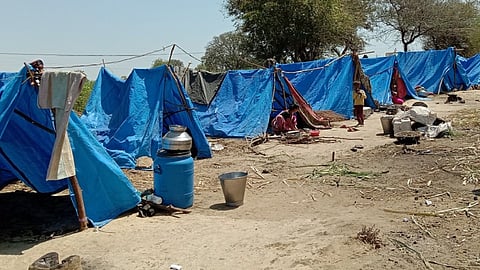 कुंभार पिंपळगाव: कोरोनाच्या पार्श्वभूमीवर रविवारी देशभर जनता कर्फ्यु पाळण्यात आला. यात कोपीवर थांबलेले ऊसतोड कामगार.