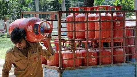 सामान्यांना झटका! यंदा सिलिंडर 165 रुपयांनी महागला