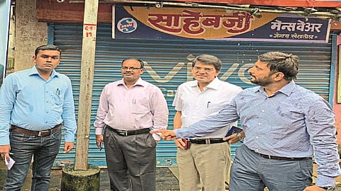 महाड : तालुक्‍यातील पूरग्रस्त भागाची पाहणी करताना केंद्रीय पथकाचे अधिकारी. 