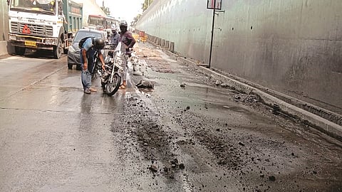 वाशी : पाण्यामुळे महापे भुयारी मार्ग निसरडा झाल्याने अपघात होत आहेत.