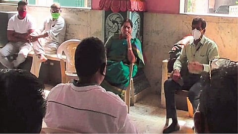 नवी मुंबई : प्रकल्पग्रस्त कंत्राटदारांनी आमदार मंदा म्हात्रे यांच्याबरोबर चर्चा केली. 