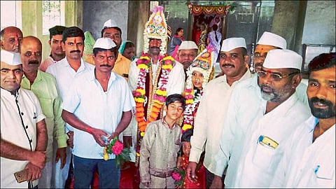 मुठा (ता. मुळशी) : मंगेश व पूजाच्या विवाहप्रसंगी जमलेले ग्रामस्थ. 