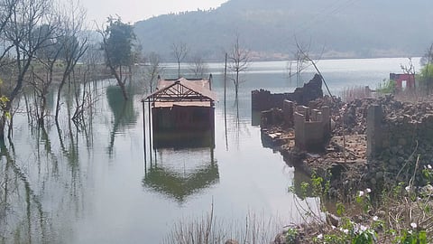 पंधरा दिवसात निर्णय न घेतल्यास जलाशयात उड्या घेवू; मराठवाडी धरणग्रस्तांचा प्रशासनाला इशारा