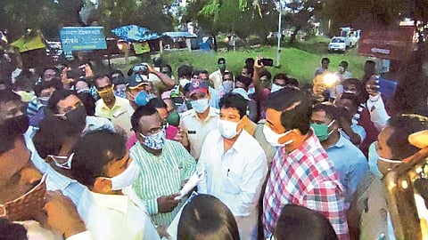  Fifteen hours waiting for the funeral in Miraj