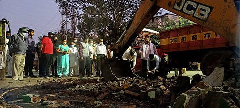 जळगावातील वादग्रस्त अतिक्रमण मनपाने पहाटे काढले; आणि गणेश कॅालनी रस्त्याने घेतला मोकळा श्वास