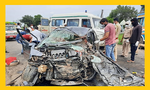 akola murtizapur accident on national highway, container hit car, killing four people on the spot