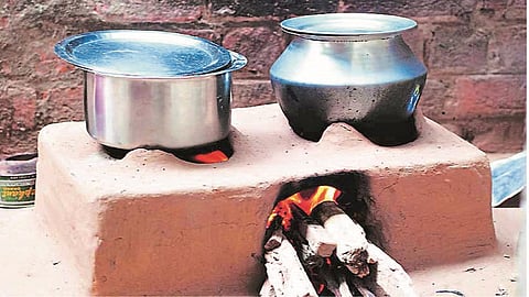पोलादपुरातील ग्रामीण भागात घरोघरी अशा प्रकारच्‍या मातीच्‍या चुली अजूनही दिसून येत आहेत.