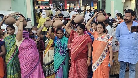 Akola News: Womens Ghagar Morcha on Municipal Corporation for drinking water