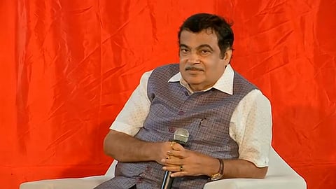"पावसात भिजल्यास भविष्य आहे" - नितीन गडकरी 