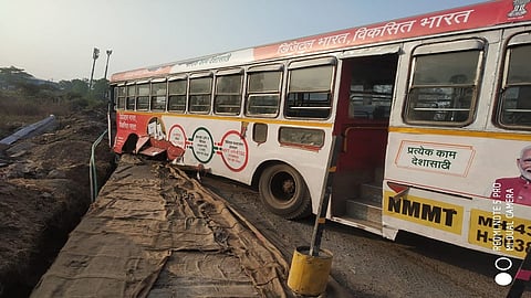 तळोजा-अंबरनाथ रस्त्यावर सोमवारी सकाळी आठ वाजता एनएमएमटी बसचे पुढील चाक तुटून अपघात झाला. 