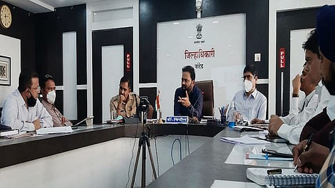 नांदेड - अवैध वाळू उत्खनानाबद्दल सोमवारी जिल्हाधिकारी कार्यालयात जिल्हाधिकारी डॉ. विपीन यांच्या अध्यक्षतेखाली बैठक घेण्यात आली.