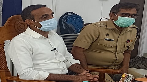 नांदेड - कोरोना संसर्गाच्या पार्श्वभूमीवर नांदेड परिक्षेत्राचे विशेष पोलिस महानिरीक्षक निसार तांबोळी आणि पोलिस अधीक्षक प्रमोदकुमार शेवाळे यांनी सोमवारी माहिती दिली. 