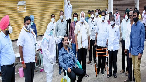 नांदेडच्या नवा मोंढा भागातील कृषी भवनात महापालिकेतर्फे बुधवारी व्यापाऱ्यांचे स्वॅब घेण्यात आले.  
