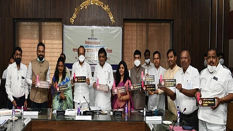नांदेड - 'बेटी बचाओ बेटी पढाओ' हा उपक्रमाच्या पुस्तिकेचे प्रकाशन उपमुख्यमंत्री अजित पवार, पालकमंत्री अशोक चव्हाण आदी मान्यवरांच्या हस्ते सोमवारी औरंगाबादला करण्यात आले. 