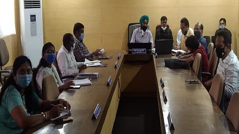 नांदेड - महापालिकेच्या स्थायी समिती सभागृहात सभापती विरेंद्रसिंग गाडीवाले यांच्या अध्यक्षतेखाली अर्थसंकल्पाची सभा बुधवारी सायंकाळी आॅनलाइन घेण्यात आली. 