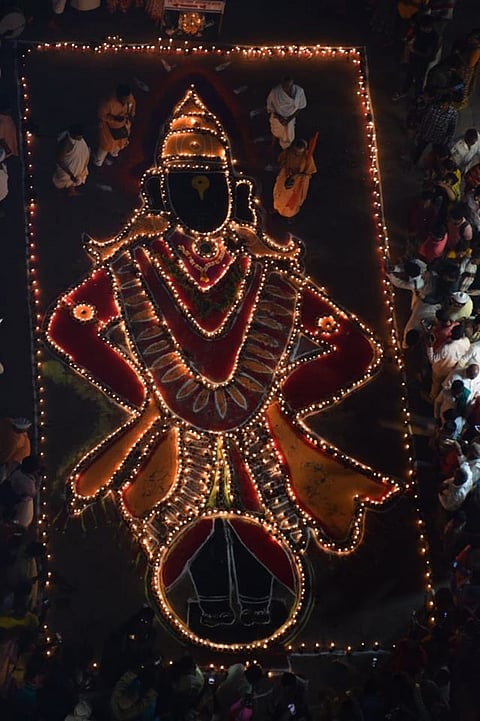 या मंदिरात झाला दीपोत्सव.... 