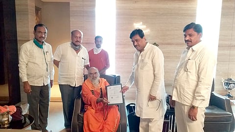 नांदेडचे पालकमंत्री अशोक चव्हाण यांनी श्री केदार जगद्‍गुरुंना वाहन प्रवास परवाना मिळवून दिला