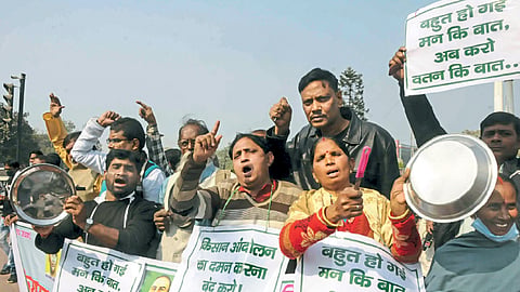 मन की बात कार्यक्रमावेळी शेतकऱ्यांनी केला थाळ्या वाजवून निषेध