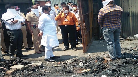 नांदेडला आगीत नुकसान झालेल्या दुकानांची पाहणी करताना चिखलीकर 