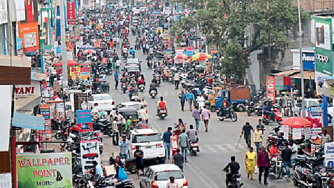 रस्त्यावरील पार्किंग अन्‌ वाहतुकीचा बोजवारा