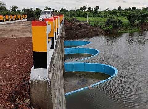 The low-rise bridge on the Nara-Sahur state highway is dangerous 