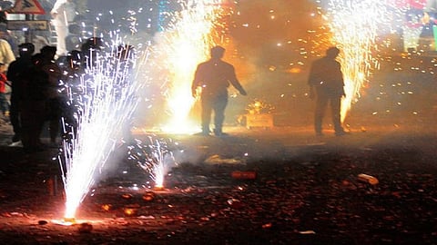 फटाक्यांनी इजा झाली तर डोळ्यांना चोळू नका 