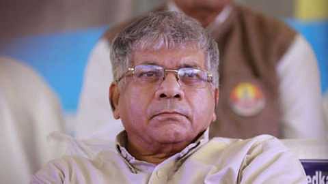 “सेटलमेंट करणारे प्रकाश आंबेडकर हे बाबासाहेबांचे नातू आहेत का? हा प्रश्न पडतो”