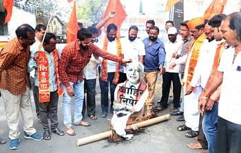 Burning of the statue of Yeddyurappa in kolhapur