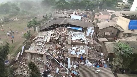भीषण ! महाडमध्ये पाच मजली इमारत कोसळली; ७० ते ८० रहिवासी ढिगाऱ्यात अडकल्याची भीती