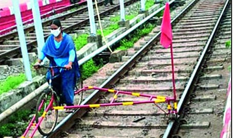 ‘रेल सायकल’वरून लोहमार्गांची तपासणी; रेल्वेने कर्मचाऱ्यांसाठी आणले नावीन्यपूर्ण साधन