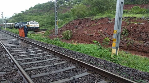राजधानी एक्स्प्रेसच्या मार्गात दरड कोसळली आहे.
