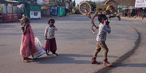 रामटेक  :  बिघडलेली सायकल खांद्यावर टाकून मागे दोन चिमुकल्या बहिणी मनसर येथून सात किमीची पायपीट करून भंगारात विकण्यासाठी प्लॅस्टिक व बॉटल्स घेऊन रामटेकला आलेत. 