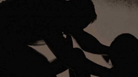 अल्पवयीन मुलीवर अत्याचार; आरोपी फरार