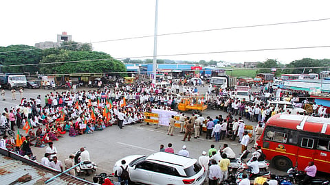 रास्तारोकमध्ये सहभागी कार्यकर्ते.