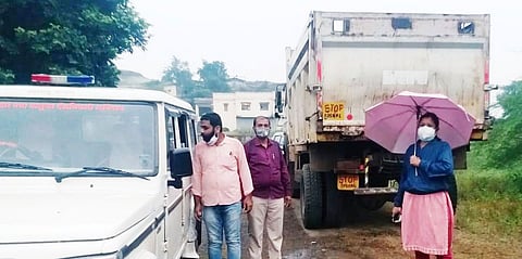 वाळूमाफिया तहसिलदारांनाच म्हणतात, 'आमची वाहने घेवून कशी जाता ते बघतो' मग काय... 